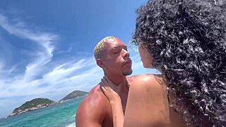 Novinha De 18 Anos Casada Perde O Celular E Vazam Vídeos Transando Na Praia Do Recreio