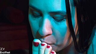 Chupo esses pés com gosto de mel na garganta profunda dominante