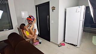 Safada Sozinha Em Casa Recebe Motoboy Só De Toalha De Banho!