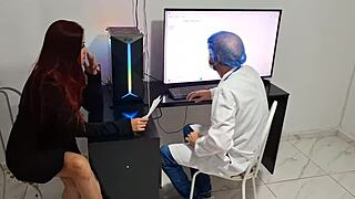 Ginecologista couldn’t resist making the redhead squirt and wet herself