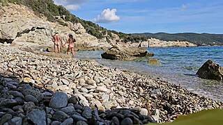 Chceš nás vidět čůrat a sát na nudistické pláži dnes?