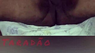 Miláčci plní zralé ženě zadek spermou při masáži a ručce