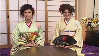 İki hatun erkeklerle dörtlüye ikna oldu