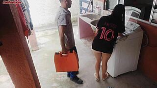 Dona De Casa Casada Paga Técnico De Máquina De Lavar Com A Bunda Enquanto Corno Esta Fora