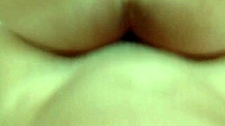 Casal De Meio-Irmãos Trepando Na Sala Enquantos Os Seus Pais Estão No Trabalho