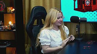 a branquinha da viamms ficou de quatro na mesa, calcinha pequena mostrando tudo, quer ver?