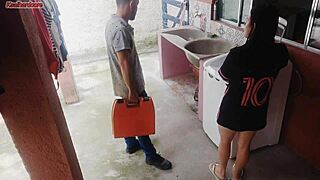 Dona De Casa Casada Paga Técnico De Máquina De Lavar Com A Bunda Enquanto Corno Esta Fora