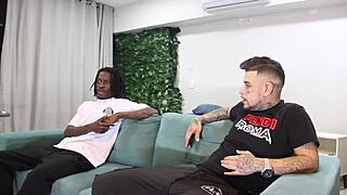 Fudendo a Mulher do Meu Amigo Corninho na Frente Dele