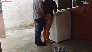 Dona De Casa Casada Paga Técnico De Máquina De Lavar Com A Bunda Enquanto Corno Esta Fora