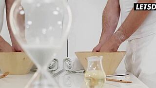 الفتاة الشقراء ليكا ستار تشتعل مع الماسور ذو القضيب الكبير. خيالها الجنسي ينكشف في وايت بوكس.