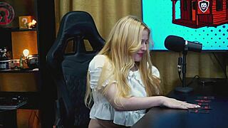 a branquinha da viamms ficou de quatro na mesa, calcinha pequena mostrando tudo, quer ver?