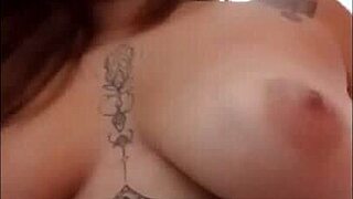 RUIVA CASADA PROVOCA MONTADOR, DEIXA PAU DURO E FODE COM MARIDO LEVANDO GOZADA NA CARA