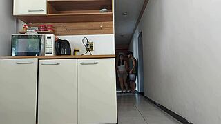 În timp ce soțul făcea duș, bruneta braziliană amatoare s-a angajat în preludii intense și riscante de cuckold, deepthroat la pulaș monstruos, aproape prinsă.