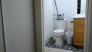 Candy Cruise Sucks Penis In Bathtub