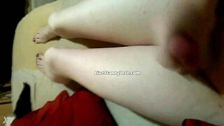 Watch this shemale cumming on legs and feet in an explosive webcam show!