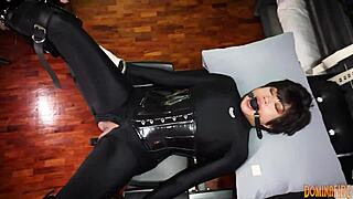 Dominafire makes Salome Salvi squirt with strapon.