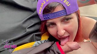 Krumme piger suger pik med passion og leger med hævede fitte på gaden