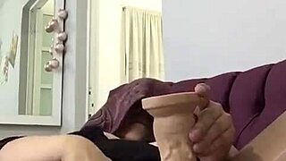 Mature woman enjoying some solo masturbation time 😊
