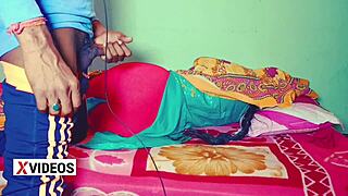 जब वह अकेली सो रही थी तो सौतेले देवर ने उसकी भाभी की चुदाई की 😏