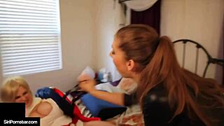 does gorgeous siri pornstar fuck her plump pussy like this?