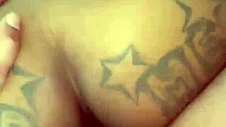 Blondýnka amatérka se ohýbá pro šukání, kouření a creampie v POV