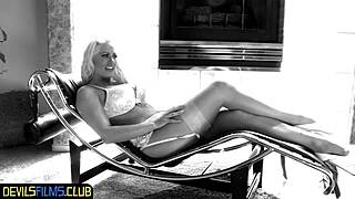 Dlouhovlasá milfka jezdí na čurácích a spitroast od černých ptáků