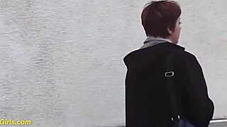 젠장, 이 빨간 머리 BBW 밀프가 공공장소에서 오줌 싸는 거 봐!