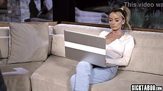 Bekijk Tsjechische hotwives Kaira Love en Tiffany Blue in een wilde cum swapping spuitende orgie!