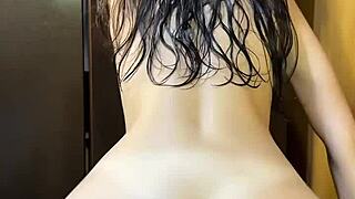 シャワー後、彼女にバックで曲げられる