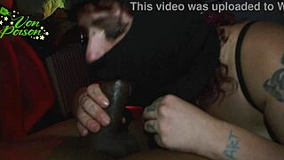 Duas vadias fetichistas punem o gringo infiel with flashing bdsm group and natural tits 😈