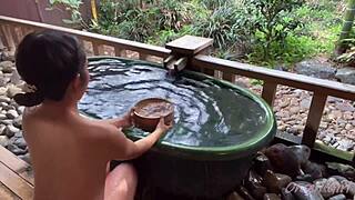 Sakura ve Nacchi sıcak Japon kaplıcalarında buharlı güzellik eylemiyle