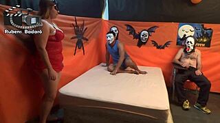 gordinha vai no halloween e faz sexo com mr rola e gauchito completo no xvideo red