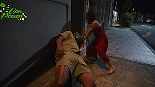 Duas vadias fetichistas punem o gringo infiel with flashing bdsm group and natural tits 😈