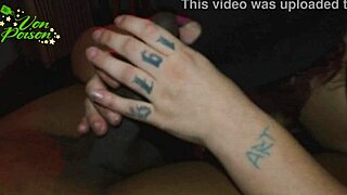 Duas vadias fetichistas punem o gringo infiel with flashing bdsm group and natural tits 😈