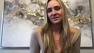 Incontra JJ, Fresca Modella MILF Bionda con Gambe Lunghe