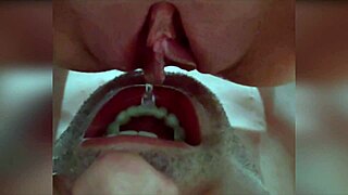 Dominatrix POV sahnede çiş içmeyi ve am yalamayı zorluyor