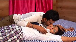 Fille indienne de 18 ans baise son copain en POV à l'hôtel