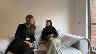 Hej, moja najboljša prijateljica izpolni mojo lezbično fantazijo, medtem ko sumim na nosečnost