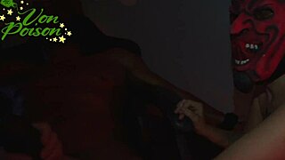 Duas vadias fetichistas punem o gringo infiel with flashing bdsm group and natural tits 😈