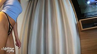 gostosa provando calcinhas abertas deixando buceta mostra