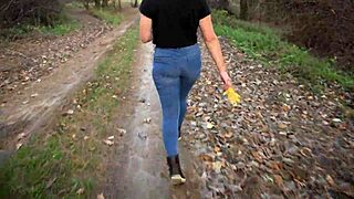 该死，崇拜我紧身蓝牛仔裤里的翘臀