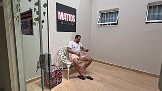 She went to clean the house in tight clothes and received a surprise