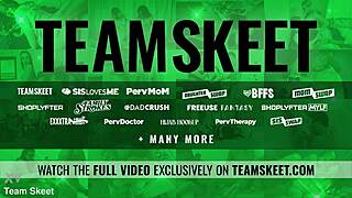 santa delivers early this year in festive trailer