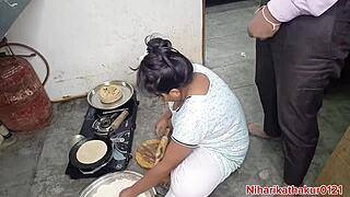 Hindistanlı Desi Üvey Anne Mutfakta Yaramazlaşıyor Sert Misyoner Pozisyonda