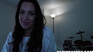 This exhibitionist stepmilf Jessica Ryan loves getting caught 😏