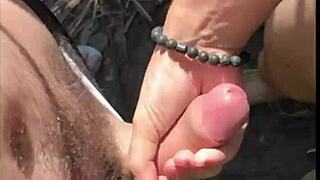 Comi Um Desconhecido Que Estava Batendo Uma Na Trilha - Free