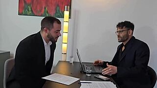 Kristina Grace leva DAP e mijada na boca do chefe e colega