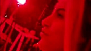 Трахаю пышку под красным светом, она прыгает на большом хуе