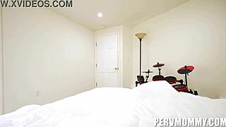 This exhibitionist stepmilf Jessica Ryan loves getting caught 😏