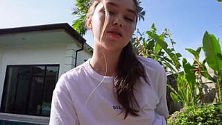 OMG, adik tiri comel saya suka kongkek di tempat awam! 😍